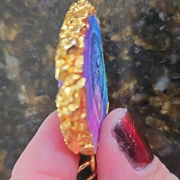 A slice of dyed agate with gold foil on the sides pendit - Picture 2 of 2